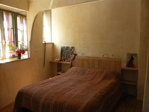 la chambre beige et sa salle de bains sont situes au rez de chausse