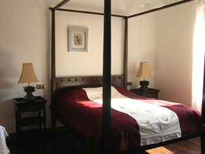 La chambre blanche située au premier étage peut accueillir un ou deux petits lits supplémentaires